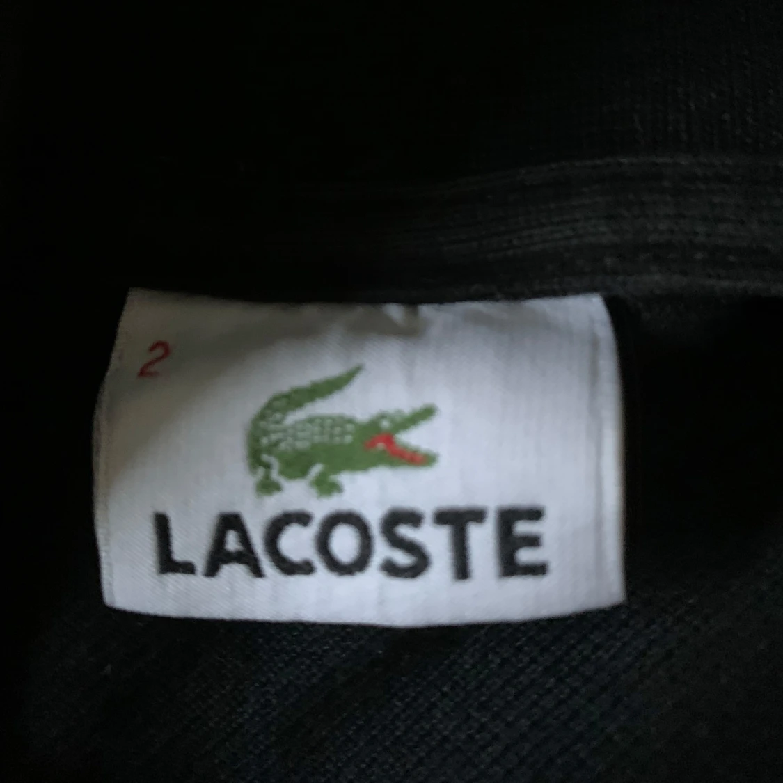 Svart pikétröja från Lacoste - 90