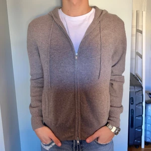 SOFT GOAT - Zip hoodie - Storlek S - 100% Kashmir - Nypris: ca 3000 Vårt pris: 1699 - Modellen är 178 