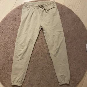 Beige mjukisbyxor - Säljer ett par superbekväma beige mjukisbyxor. De har en elastisk midja med snörning och muddar vid bensluten för en skön passform. Perfekta för en avslappnad dag hemma eller en snabb tur till affären. Även jätte sköna att träna i. Priset går att diskuteras🩷