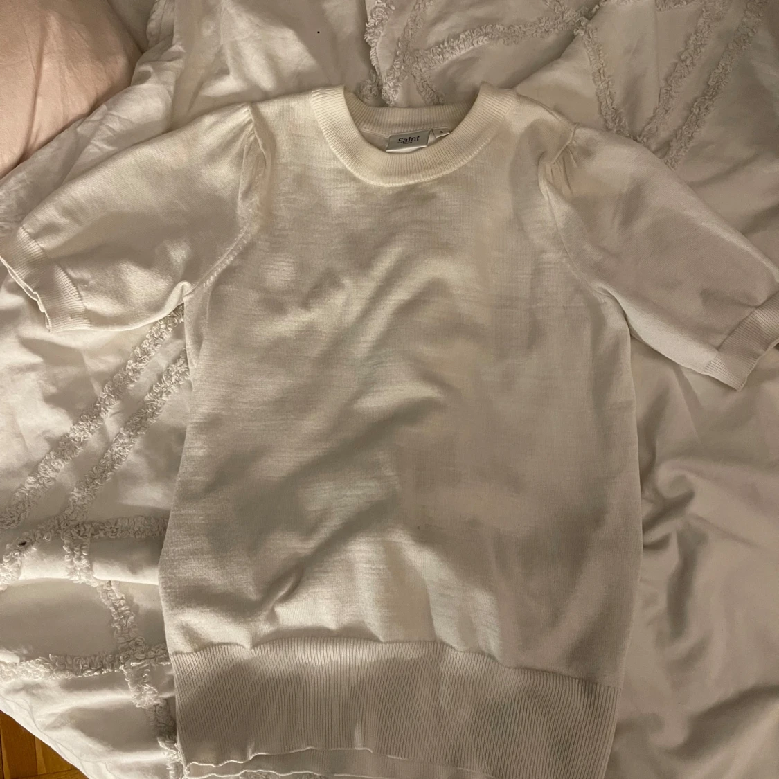 Vit stickad tröja från saint