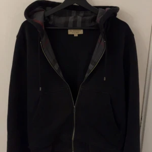 Burberry zip hoodie - Snygg Burberry zip hoodie. Bra skick, 8/10  Bilder på lappar osv kan självklart skickas!😃