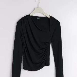 Svart tröja Gina - Säljer min svarta tröja från Gina med asymmetrisk halsringning, helt oanvänd💗