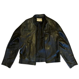 Läderjacka - Sitter riktigt snyggt, har tyvärr ingen Zipper som fungerar. Italiensk läder! Bild på hur den sitter skickas vid begäran:)