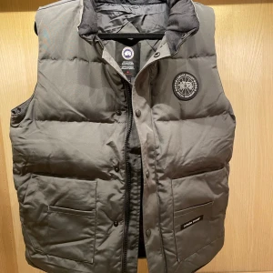 Canada Goose Väst Black Label - Canada Goose Väst Black Label i nyskick. Extremt fräsch ny i vintern. Pris kan diskuteras
