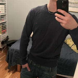 Tommy hilfiger V-neck  - Säljer denna feta stickade tröja från Tommy Hilfiger då den inte längre kommer till användning. Mycket fint skick, storlek medium. 