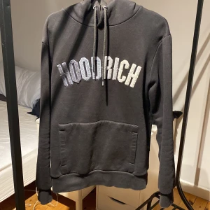 Hoodrich hoodie - Storlek XS. Köpt för ett år sen ungefär, väl använd men bra skick. Original pris 1200. Hör av er vid minsta lilla fundering.