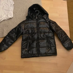 Svart jacka  -  Tjena nu säljer jag min svarta jacka då jag har beställt fel storlek inte använd en enda gång
