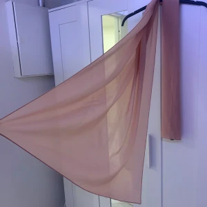 Rosa sjal från Shadow Original - Säljer en elegant rosa sjal från Shadow Original. Den är lätt och luftig.