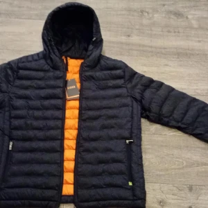 hugo boss vinter jacka  - säljer min hugo Boss jacka som aldrig kommit till användning, helt fel fri utan skador eller defekter, storlek xl men funkar för dom som har L också. pris kan diskuteras 