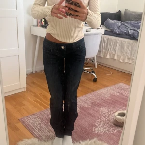 Guess Jeans - As snygga raka jeans från guess lowrise💓 Pris kan diskuteras!   Midjemått rakt över: 36cm Innerbenslängd:82cm