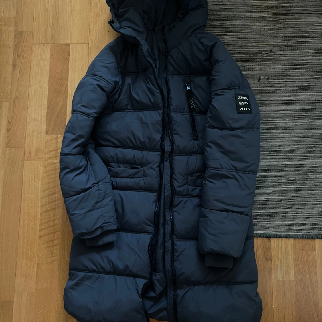 Mörkblå dunjacka med huva