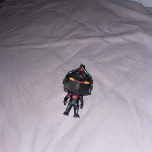 Massa saker. - (Mouse kostar 250 kr aldrig använt. )(Väskan väldigt skön kostar runt  350 säljer den för 150 kr. ) Flaskorna 150 kr alla 3 1 för 50 kr. Keycaps helt nya aldrig använt 400 kr säljer jag dem för.