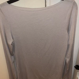 Helt ny intimissimi tröja  - Helt ny intimissimi tröja som har prislappen kvar. Säljer då jag inte har fått till användning. Ny pris är 450 och jag säljer för 300