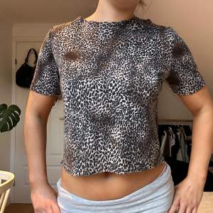 Säljer en supercool leopardmönstrad croppad topp. Den är kortärmad och perfekt för en avslappnad stil. Materialet känns mjukt och bekvämt, perfekt för både vardag och fest. 