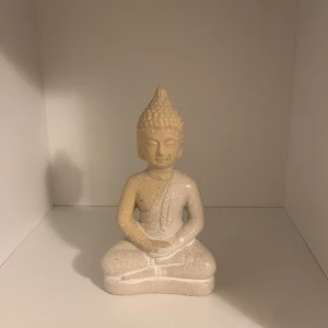 Buddha Staty - Dekorativ figur/staty. Perfekt att förvara i ditt vardagsrum eller sovrum.