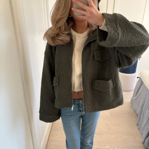 Grön teddyjacka  - Såå fin mörkgrön oversized teddyjacka 💕