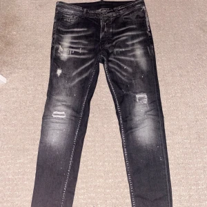 Dsquared Jens  - Äkta och oanvända Dsquared Jens med svart färg. Storleken på Jensen är 44/small. Orginal pris är 6000kr