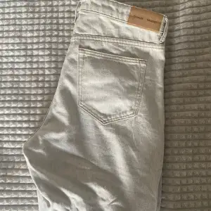 Säljer ett par snygga beige jeans från Samsøe Samsøe i storlek 32/34. De har en klassisk femficksdesign och är perfekta för både vardag och fest. Materialet är mjukt och bekvämt, vilket gör dem till ett måste i garderoben. Passar perfekt till höst- och våroutfits! Nypris 1600kr