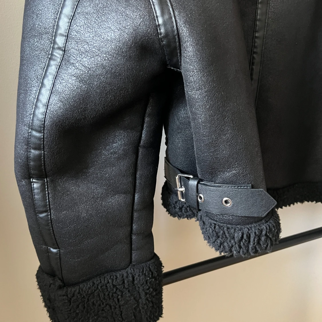 Svart skinnjacka med foder från Zara - 92