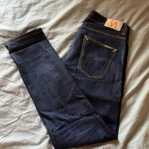 Nudie Jeans - Säljer dessa Nudie jeansen i modellen Lean Dean. Färgen är Dry Conscious Indigo och strorlek W32/L36. Dem är nya utan prislapp dock men inte kommit till användning. Kontakta gärna vid frågor funderigar eller prisförslag😊