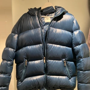 Blå pufferjacka från Zara - Säljer en snygg blå pufferjacka från Zara. Eftertraktad, den är använd men i bra skick. 