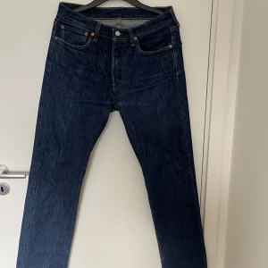 Levi’s jeans 501 - Levis 501 jeans Passform: Man Färg: Marinblå Storlek: W31 L32 Pris:500