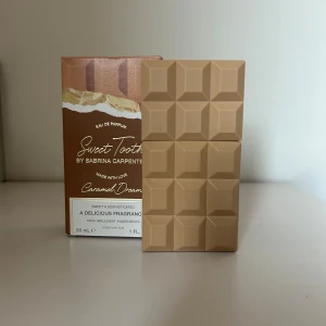 Sweet Tooth Eau de Parfum av Sabrina Carpenter - Säljer denna parfymen eftersom att den ej faller mig i smaken. Doften är testad några gånger så finns ungefär 80% kvar. 
