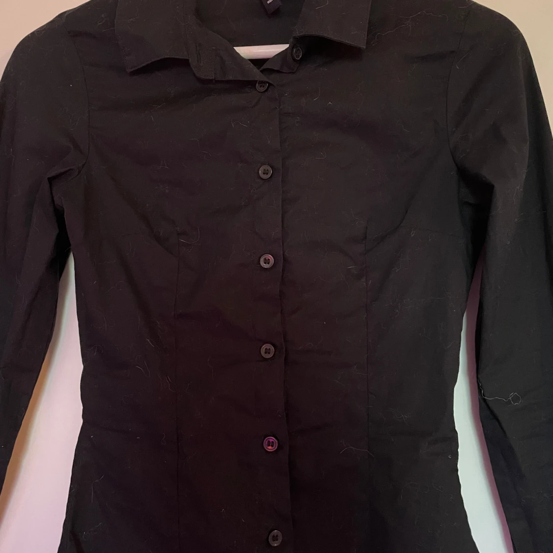 Svart skjorta med knappar - 92