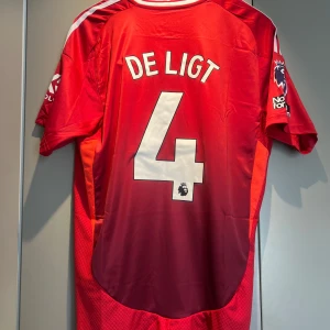 De Ligt Manchester United Matchtröja 24/25 - Ligt’s matchtröja i Manchester United denna säsong! Helt ny/oanvänd Storlek L