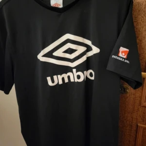 Oversized tränings tshirt - Säljer min umbro tröja den oversized och bekväm att ha på sig. Säljer då jag har för mycket.