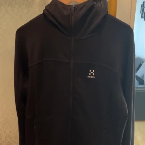 Haglöfs fleece Kofta M - Den här koftan är helt oanvänd eftersom storleken va för stor på mig. Den är i helt bra skick 