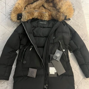 Cedrico jacka - Säljer nu denna varma jackan som är köpt för 8499kr, jätte bra skick. Endast använd en månad utav vintern.