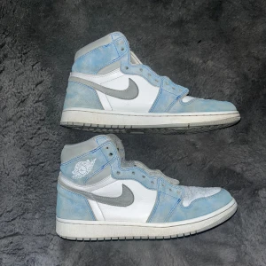 Jordan 1 ”Hyper Royal” High  - Ett par Jordan 1 som jag använt några gånger sedan har dom bara stått hemma och tagit plats.   Dom är sparsamt använda men har sina slitage som man kan se längst fram på skorna (se bild 3). Kommer med två par snören😁  Skriv vid frågor👍 