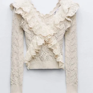 Zara stickad volang topp  - Säljer min jättefina Zara tröja i storlek M som är stickad och har volanger. Säljer pga att den aldrig kommit till användning så den är bara använd ca 3 gånger. Hör gärna av dig om du vill ha mer information💕