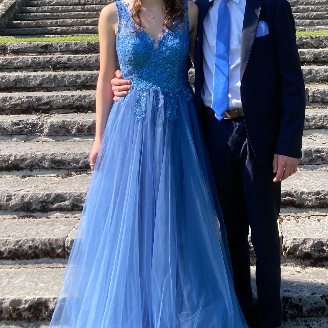 Blå långklänning med spetsdetaljer