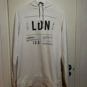 SOC Hoodie - Inga skador eller missfärgningar