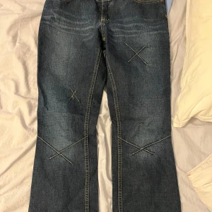 Lee bootcutjeans ⭐️ - Supersnygga mörkblå bootcutjeans med kryss🤩🤩 ungefär medelhög midja