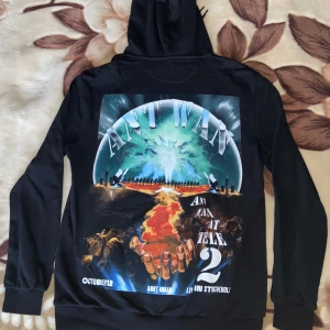 Ant Wan Merch Tele2 Arena i storlek M (NYSKICK!) - 1 st Ant Wan Merch hoodie från hans senaste konsert på utsålda Tele2 Arena. Skick: Oanvänd, Nyskick. Storlek: M. Stor luva och hoodie är oversized. Mycket mjuk insida. Utsålda på hemsidan. Priset gäller endast för 1 hoodie (har 2 st). Nypris: 849 kr 