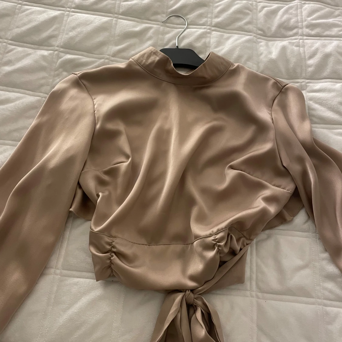 Blus med öppen rygg