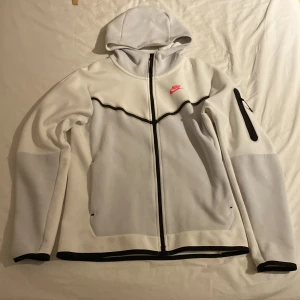 Vit Nike tech - Storlek S. Skick 9/10 Då det är en liten fläck på luvan. Säljs pågrund av att den inte kommer till användning längre