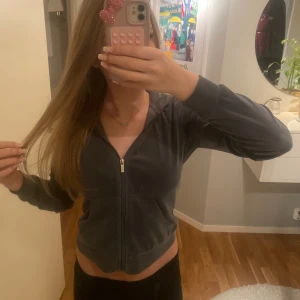 Zip Up Hoodie - Hejj! Säljer denna grå zip up hoodien från Gina Tricot då den inte används längre. Tröjan har inga defekter och är knappast använd❣️ Hör gärna av er om ni skulle ha några frågor!