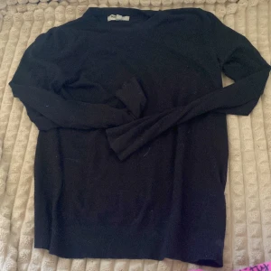Svart tröja från Basic You - Säljer en enkel och stilren svart tröja från Basic You i storlek S. Perfekt för både vardag och festliga tillfällen. Tröjan har långa ärmar och är gjord i ett mjukt material som känns skönt mot huden. Passar bra till jeans eller kjol!