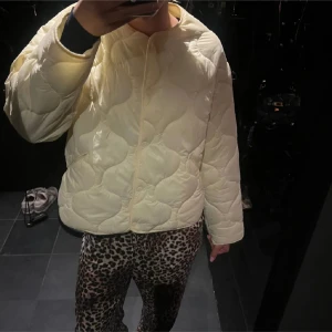 Höstjacka från mango  - Skitsnygg vår eller höstjacka från mango! Köpt för 500kr och endast använd 2 gånger. Pris går att diskutera! 