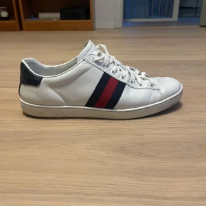 GUCCI ACE SKOR - Skick 7,5/10. Lite små skavanker men inget som märks. Storlek: 41, men passar 42. Dustbag medföljer. Nypris 7500kr. Skicka om ni har frågor! Priset kan diskuteras.