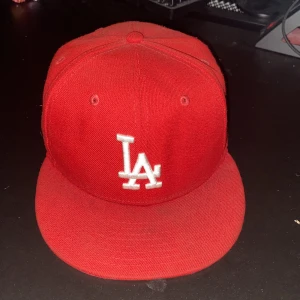 Röd LA keps - En fin Röd keps, Skick 7/10. Säljer för att den är för stor för mig. Hör av er om ni har funderingar.