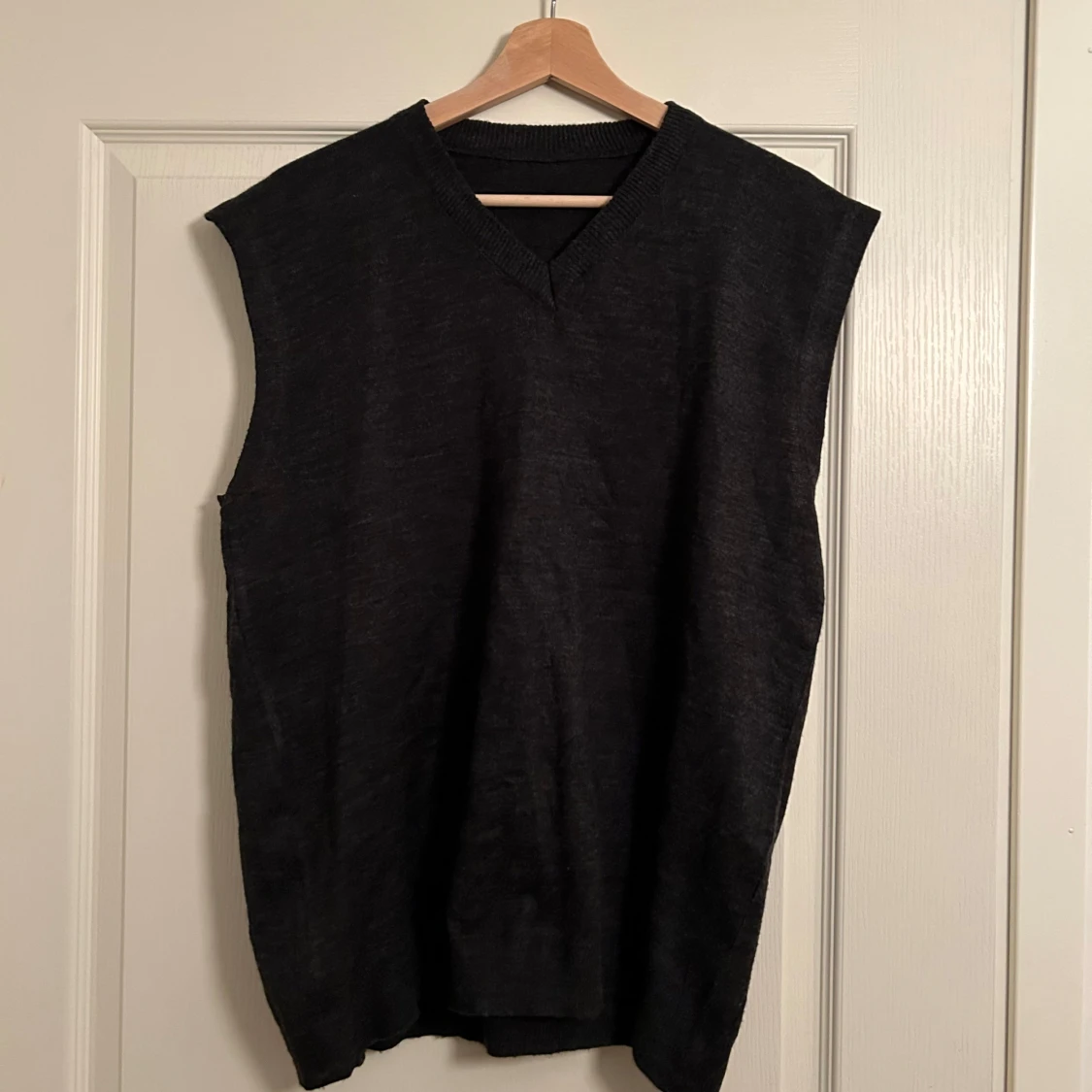 Mörkgrå stickad väst - 2