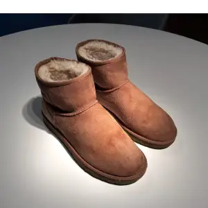 Säljer ett par sköna och varma UGGs, perfekt inför vintern! Nypris: 2299kr Orginal box och certifiering tillkommer. Skorna köptes föra vintern och sparsamt använda. Tveka inte att höra av er om ni undrar något🙌