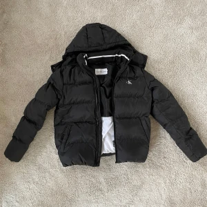 Calvine Klein  - Säljer nu min Calvin Klein jacka! Den är bara använd ett fåtal gånger så den är som ny. 