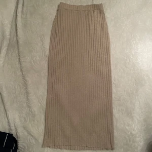 Beige ribbad kjol - Säljer en superfin beige ribbad kjol i lång modell. Kjolen är i mycket bra skick. Endast testad. Storlek XS. Köpt för 299kr, säljer för endast 179kr.