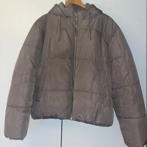 Vinterjacka  - Köpte denna vinterjacka förra året, säljer för att jag själv tycker den är lite för kort o gillar inte modellen. Jätte bra skick, endast lite smink på kragen som garanterat går att ta bort med sminkborttagning. Skriv för fler bilder!💞